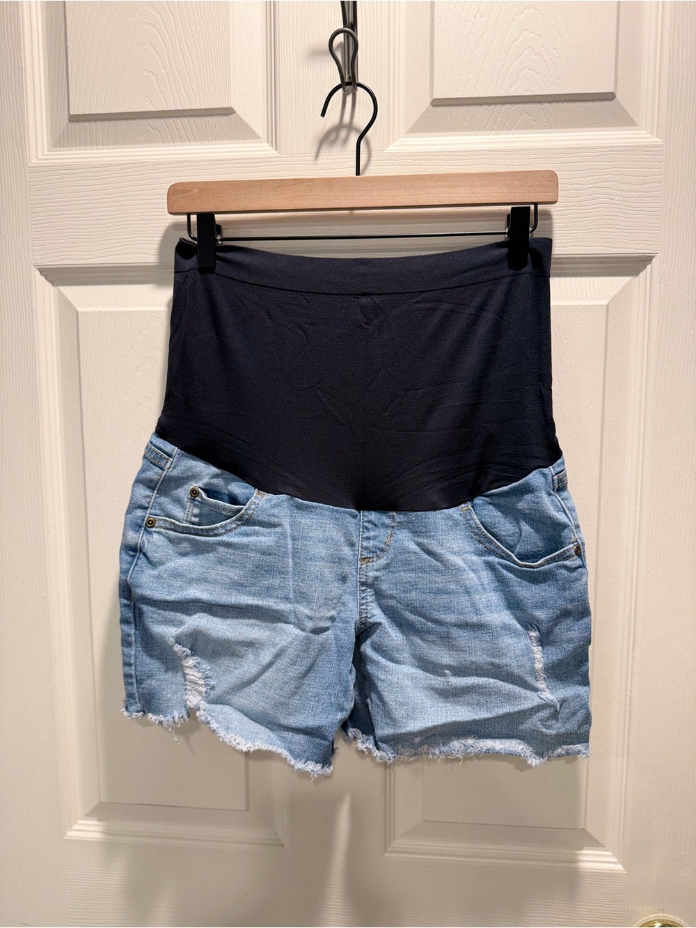 Sonoma Maternity Denim Shorts Size 4 Light Wash Distressed Stretch Raw Hem - Picture 2 of 6